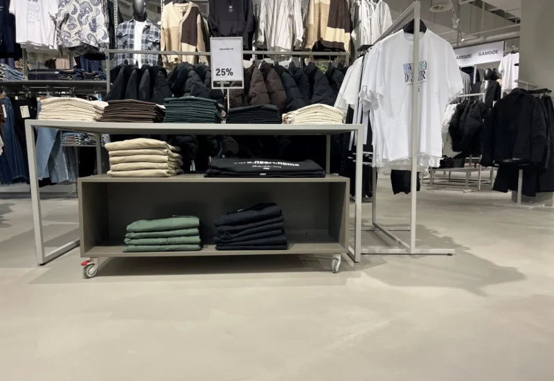 Kings and Queens tøjbutik Design lysgrå med Bona Pure sealer b